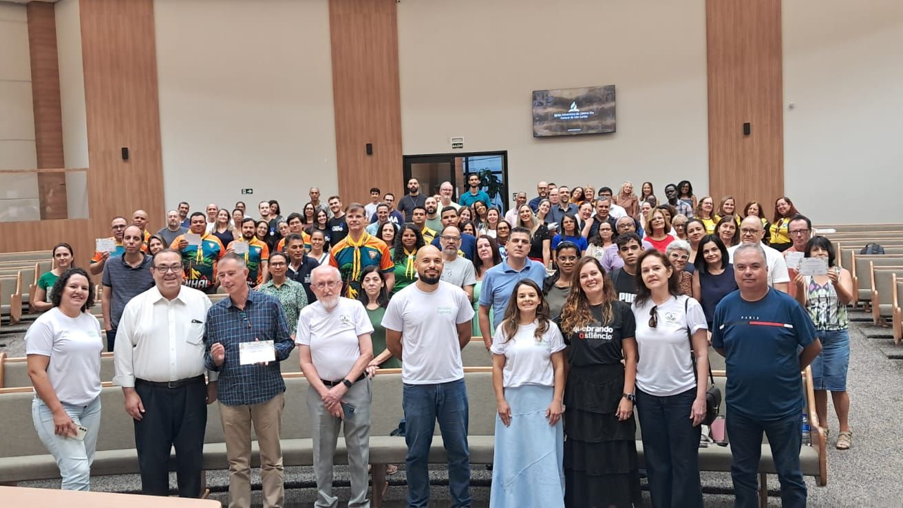 Auditório da Igreja Central de São Carlos lotado durante a capacitação, com a equipe do Ministério Esperança reunida à frente