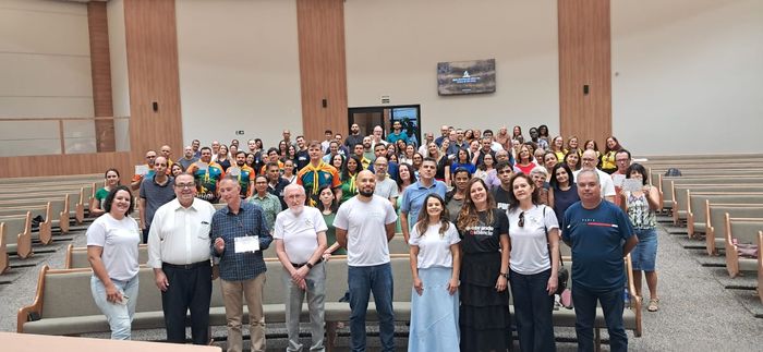 Auditório lotado durante a capacitação sobre prevenção de violência
