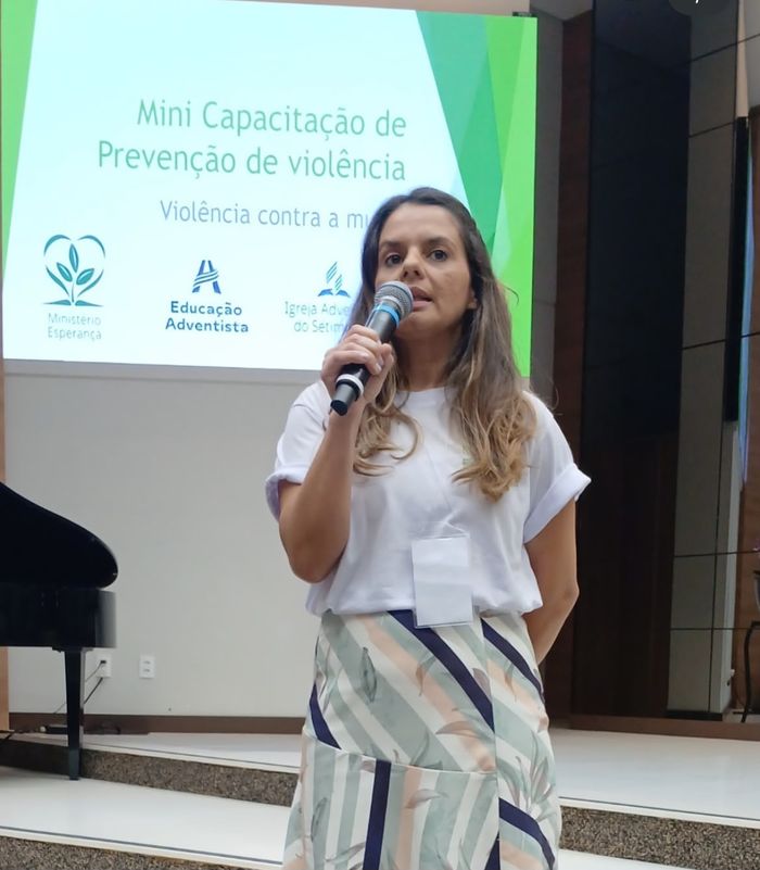 Palestrante ao microfone na Mini Capacitação de Prevenção de Violência