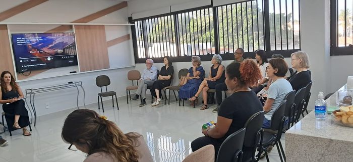 Encontro de Terapia Comunitária, com participantes em semicírculo