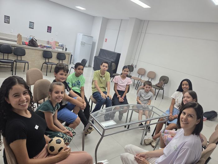 Adolescentes e educadoras em roda de conversa