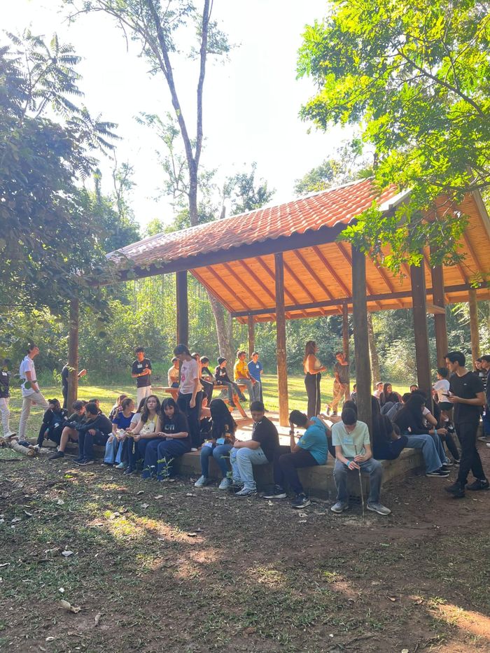 Grupo reunido sob o quiosque da sede adventista de Analândia