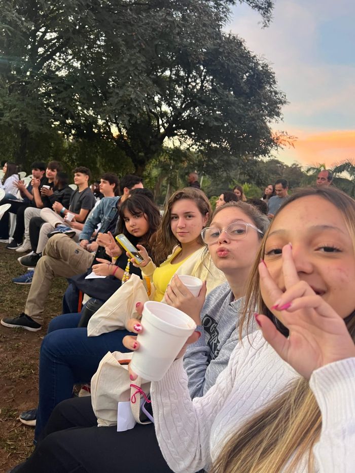 Adolescentes ao ar livre no fim da tarde, no encontro de Analândia