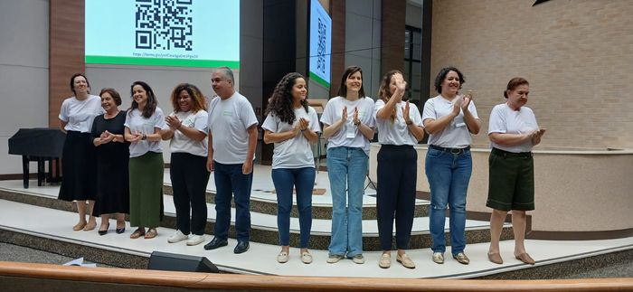 Equipe do Ministério Esperança reunida no palco da igreja