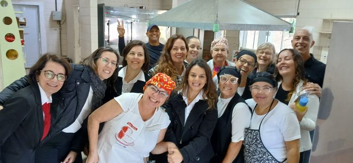 Equipe de apoio reunida no preparo do momento de convivência