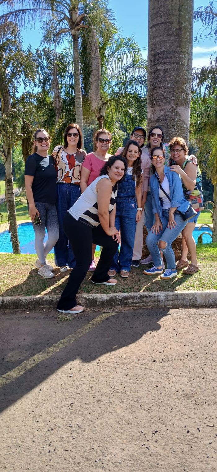 Voluntárias reunidas ao ar livre, no pátio da igreja