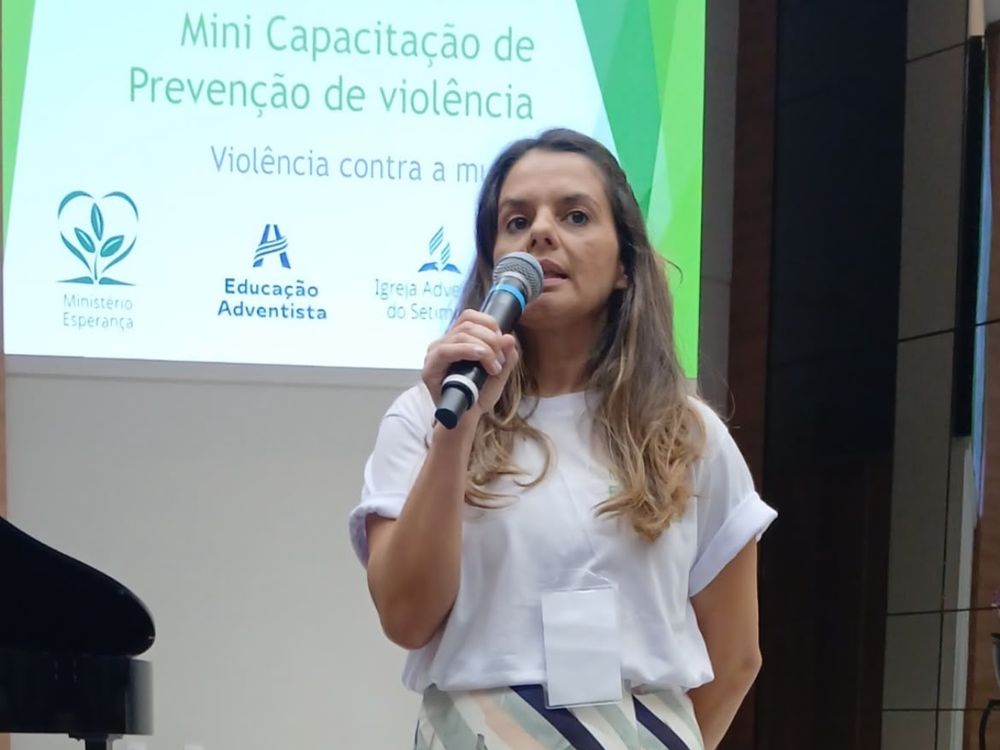 Palestrante ao microfone durante a Mini Capacitação de Prevenção de Violência