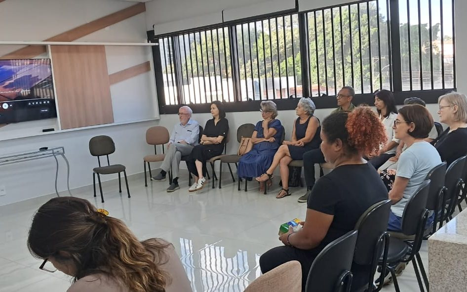 Participantes sentados em roda durante um encontro de escuta do Ministério Esperança