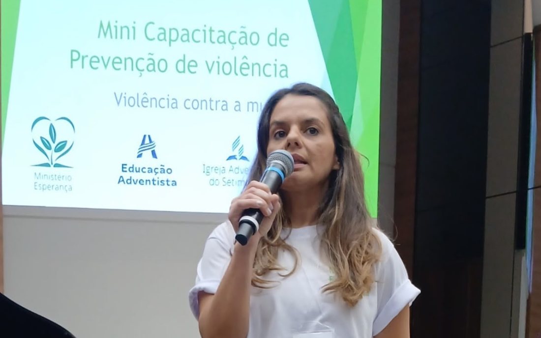 Palestrante conduzindo a capacitação de prevenção da violência