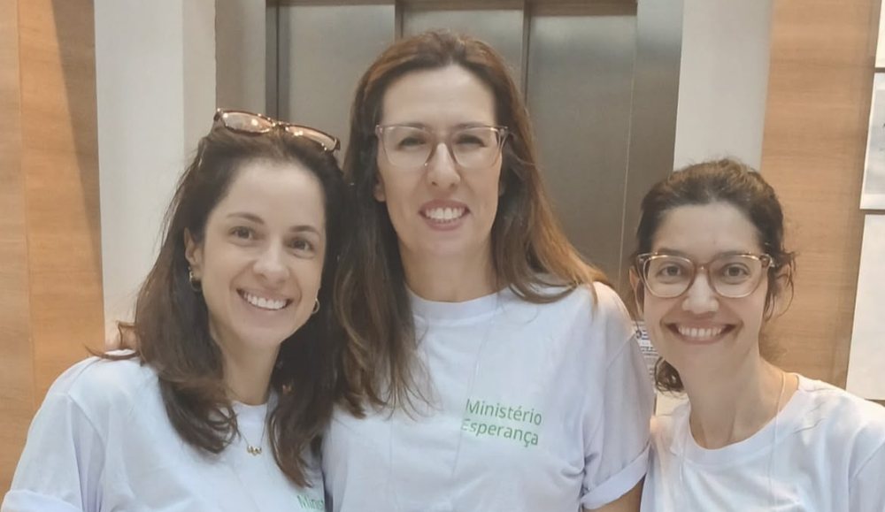 Voluntárias com a camiseta do Ministério Esperança na capacitação de prevenção da violência