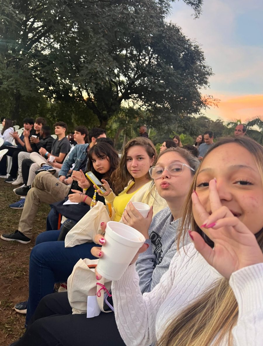 Adolescentes ao ar livre no fim da tarde durante o encontro