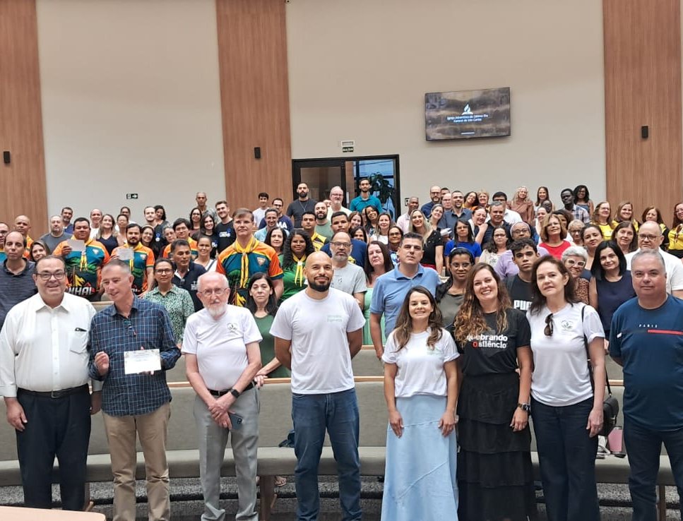 Comunidade reunida na Igreja Adventista Central de São Carlos