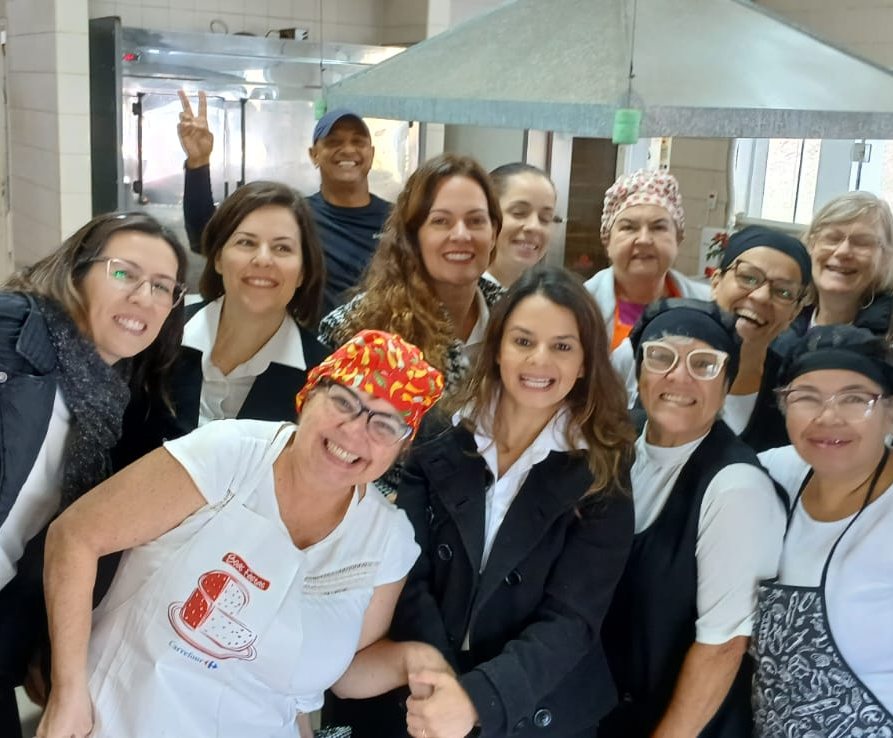 Equipe de voluntários do Ministério Esperança reunida e sorrindo
